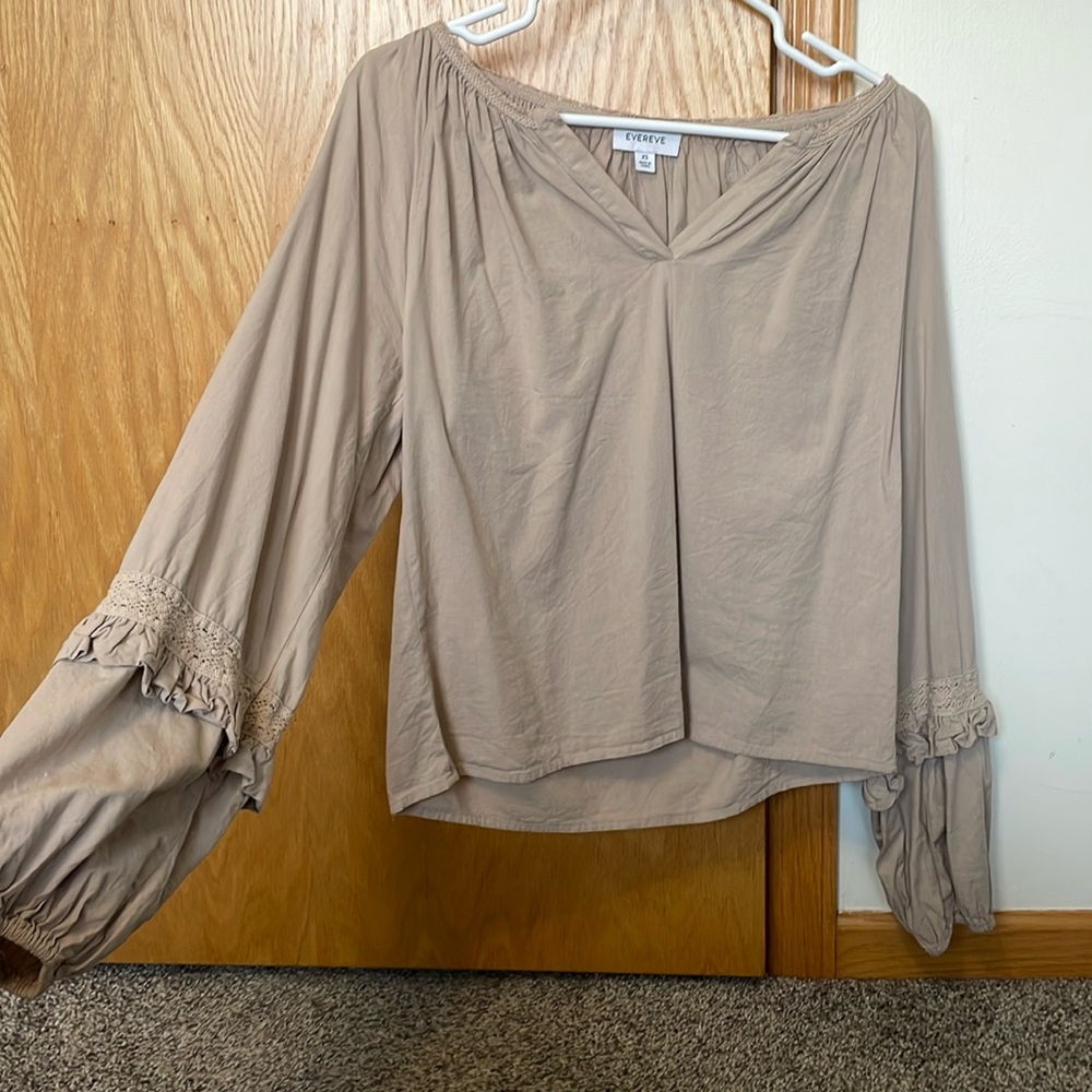 Sz XS light beige blouse from Evereve w/fun sleeves.